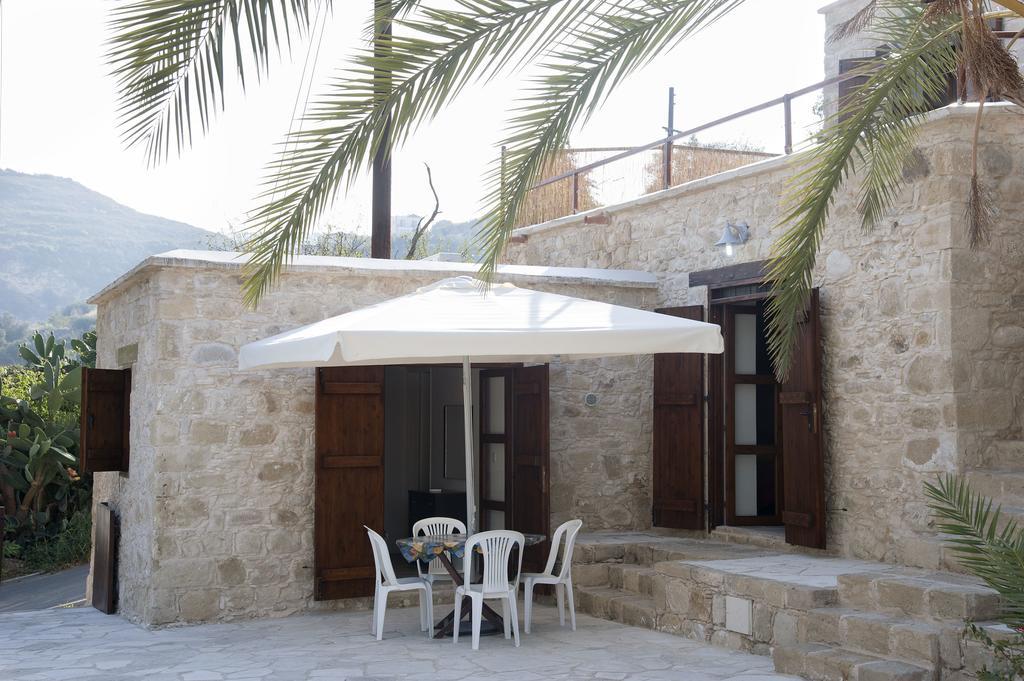 Palm Tree Oriental House And Homestay Polis 外观 照片